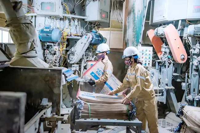 Giá xi măng trong nước đồng loạt tăng 100.000 đồng/tấn