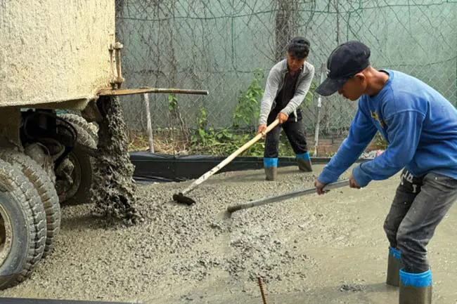 Nguồn cung khan hiếm, giá bê tông thương phẩm tăng mạnh, nhà thầu chật vật giữ tiến độ