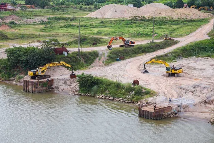 Hà Nội: Giá cát xây dựng leo thang, cần có giải pháp sớm ổn định nguồn cung