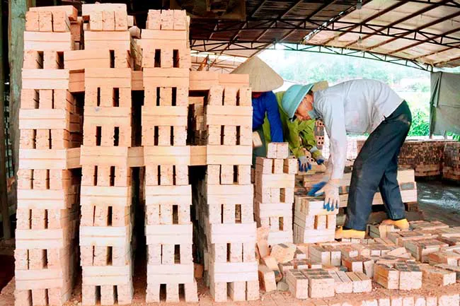 Vĩnh Phúc: Giá gạch nung leo thang, công trình xây dựng lao đao