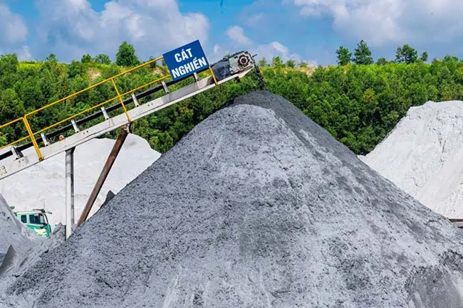 Nguy cơ thiếu cát xây dựng và giải pháp thay thế từ cát nghiền