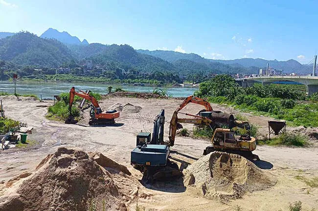 Nguồn cung khan hiếm, giá cát đen tăng kỷ lục 300%