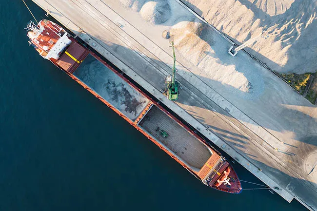 Tắc nghẽn cảng tại Ghana gia tăng áp lực chi phí clinker, đẩy rủi ro tăng giá xi măng