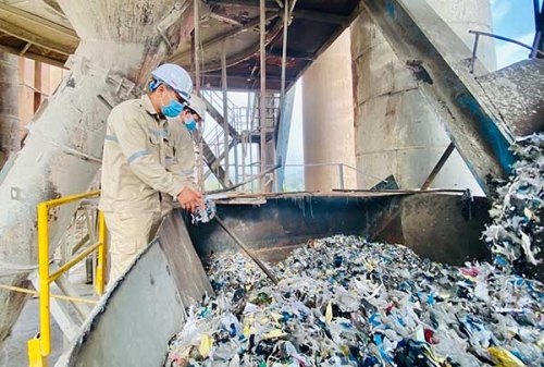 Xi măng Lam Thạch tiết kiệm điện trong sản xuất xi măng nhờ xử lý rác thải