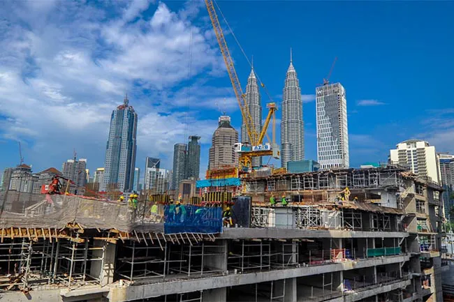 Ti&ecirc;u thụ xi măng, sắt th&eacute;p dự b&aacute;o dẫn dắt đ&agrave; tăng trưởng ng&agrave;nh vật liệu x&acirc;y dựng Malaysia từ năm 2026.