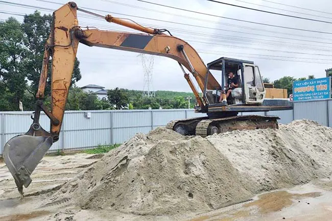 Giá cát, đá xây dựng tại Bình Phước tăng cao khiến doanh nghiệp, người dân lao đao.