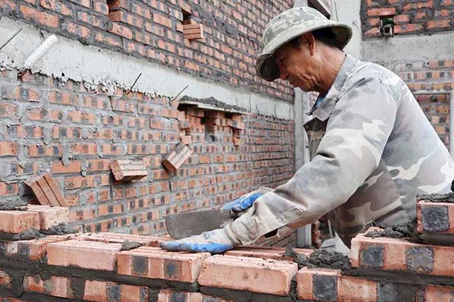 Giá gạch xây dựng tiếp tục tăng mạnh, chi phí xây dựng bị đẩy cao.