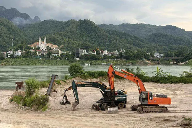 Phú Thọ: Giá cát xây dựng tăng cao, nhiều điểm khai thác tạm ngừng do khan hàng.