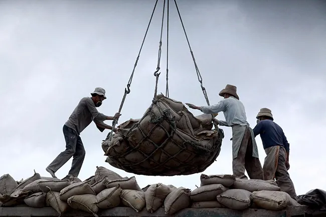 Sản lượng xi măng Trung Quốc rơi xuống mức thấp kỷ lục.