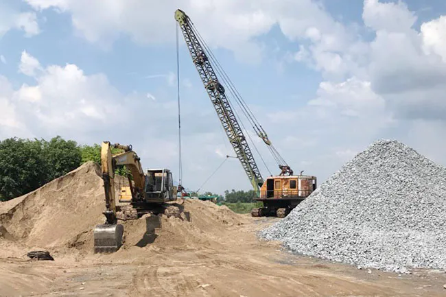 Nguồn cung hạn chế đẩy gi&aacute; c&aacute;t, đ&aacute; leo thang, gia tăng &aacute;p lực chi ph&iacute; x&acirc;y dựng.