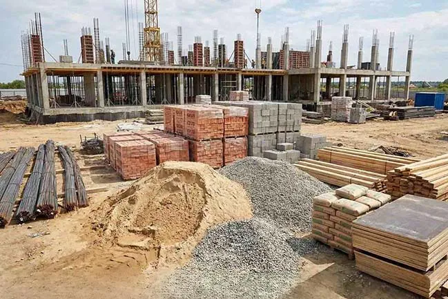 Biến động thị trường năng lượng đẩy gi&aacute; vật liệu x&acirc;y dựng v&agrave; chi ph&iacute; thi c&ocirc;ng leo thang.