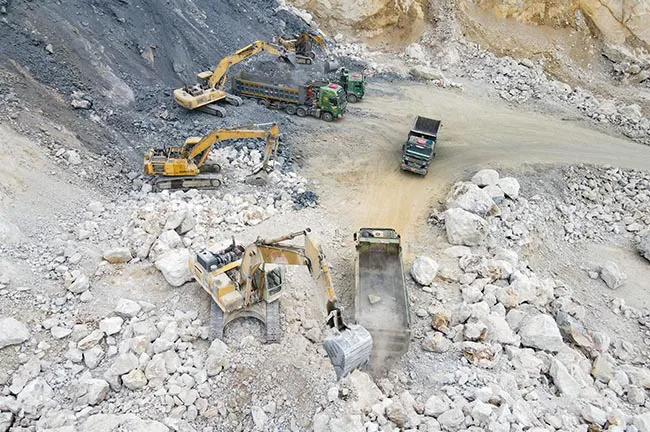 Nhiều mỏ đ&aacute; v&ocirc;i nguy&ecirc;n liệu đang bị dừng khai th&aacute;c.