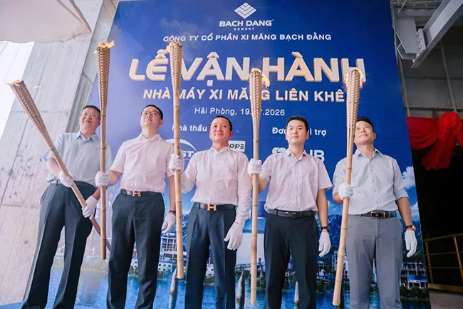 Nghi thức đốt lò chính thức đưa nhà máy Xi măng Liên Khê đi vào hoạt động.