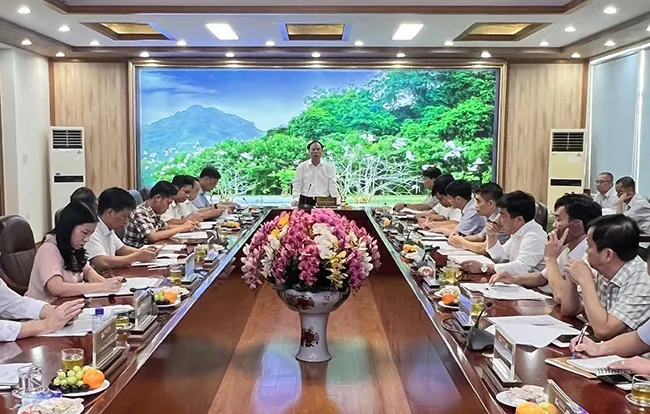 Thứ trưởng Bộ Xây dựng Nguyễn Văn Sinh phát biểu tại buổi làm việc với Công ty Xi măng VICEM Tam Điệp.