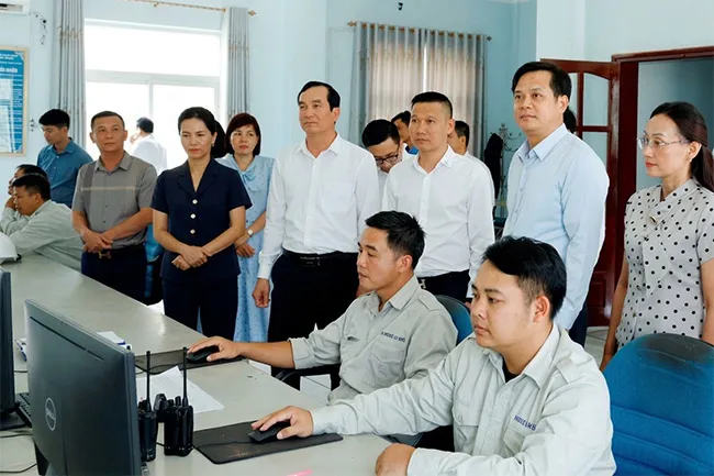 Đo&agrave;n c&ocirc;ng t&aacute;c UBND tỉnh Điện kiểm tra ph&ograve;ng điều khiển trung t&acirc;m, C&ocirc;ng ty CP Xi măng Điện Bi&ecirc;n.
