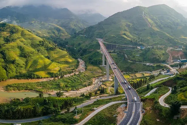 Giá xi măng và nhiều vật liệu xây dựng cao hơn dự toán tại một số dự án hạ tầng, tạo áp lực lên chi phí thi công và hiệu quả tài chính của nhà thầu.